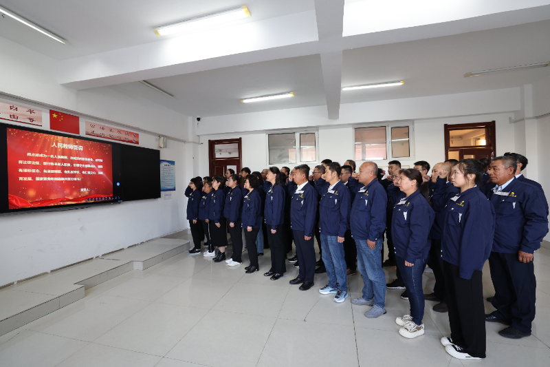 教师节重温教师誓词.jpg 教师节重温教师誓词.jpg